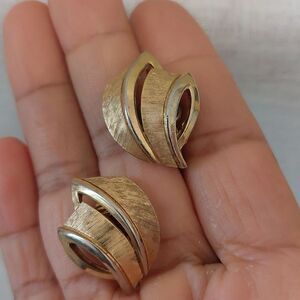 Vintage 60s Trifari Crown Brushed Gold Tone Structured Clip On Earrings